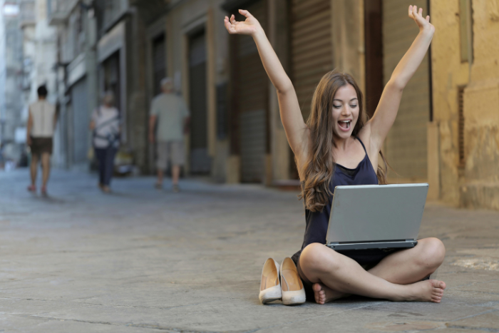 ragazza felice che i suoi contenuti cluster e pillar sono stati letti dai lettori