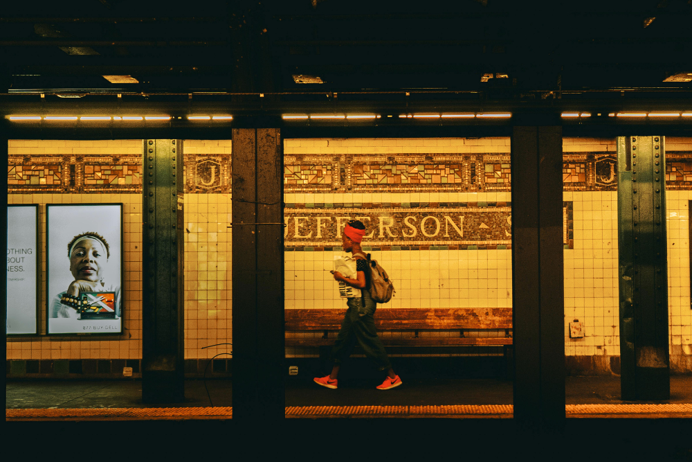 Cosa sono le adv spiegato in una stazione della metropolitana