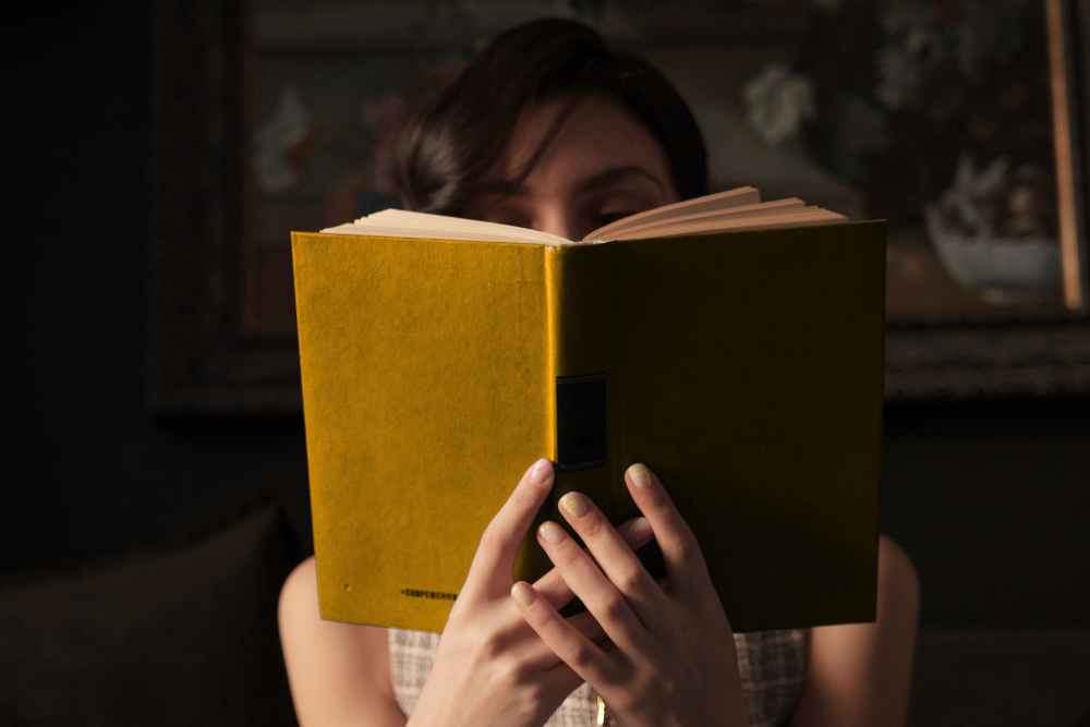 Una ragazza che legge e pensa a come aprire un blog di libri e guadagnarci soldi