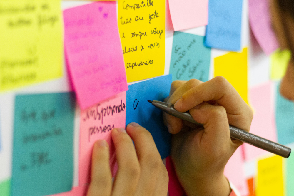 Bacheca con post it per segnarsi gli argomenti del proprio piano editoriale digitale