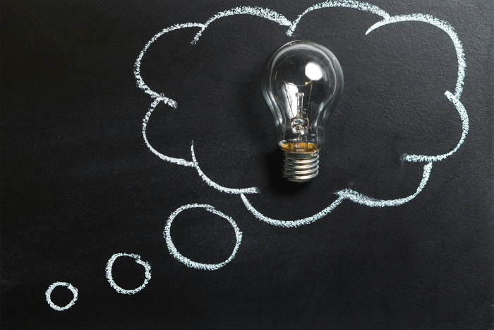 La lampadina che accende le idee per compilare il proprio piano editoriale digitale