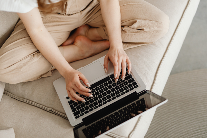 Una immagine di una copywriter SEO mentre lavora a una strategia multicanale